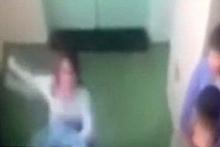 آزار یک زن توسط مرد ناشناس جلوی چشمان همکاران بی غیرت