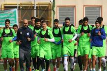 با تمرین روی چمن مصنوعی از ما قهرمانی می‌خواهند؟