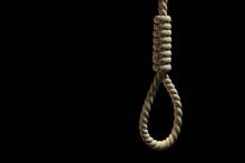 زن خائن دار زده شد/ پسر همسایه فقط 15 سال داشت