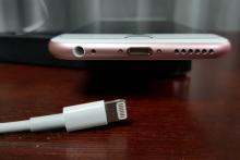 چگونه پورت شارژ آیفون را تمیز کنیم؟