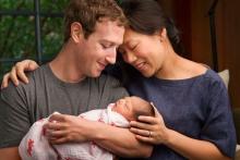 تصاویر/ مالک فیس‌بوک در حال بچه داری