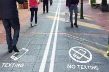 پیاده‌روهای مخصوص برای معتادان به موبایل در چین