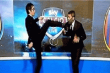 لگد مجری تلویزیون به صورت فوتبالیست معروف در برنامه زنده!