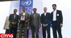  لوح تقدیر نماینده سازمان ملل در امور محیط زیست UNDP به مدیرعامل بانک پارسیان اهدا شد