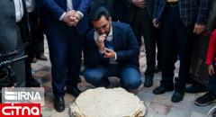 تصاویر/ آذری جهرمی در حال خوردن نان محلی