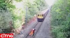 فیلم/ نجات معجزه آسا بر سرراه قطار
