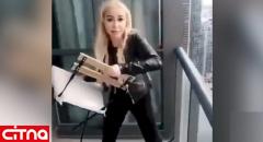 شهرت دردسرساز؛ ویدئوی پربازدید زنی که برای "خنده" صندلی را از بالای برج به خیابان انداخت/ پلیس تورنتو در تعقیب مظنون