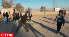 فیلم/ فوتبال بازی کردن آذری جهرمی در زمین خاکی با بچه‌های روستایی سیستان و بلوچستانی