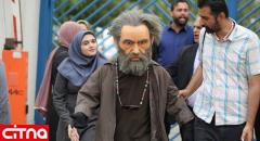 عروسک مسعود فراستی در فیلم سینمایی «گل به خودی»