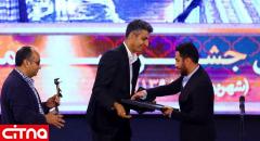 واکنش اینستاگرامی نوید محمدزاده به دریافت جایزه از دستان فردوسی‌پور