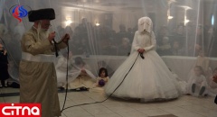 فیلم/ بستن افسار به عروس و کشیدن آن توسط داماد