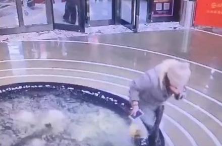 سقوط خانم معتاد به موبایل داخل حوض آب (+تصاویر)