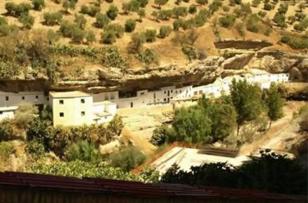 زندگی در شهری عجیب با خانه هایی در میان صخره ها (+تصاویر)