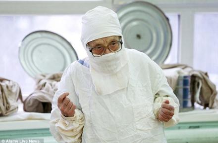 پیرزن 89 ساله روسی، پیرترین جراح جهان! (+گزارش تصویری)