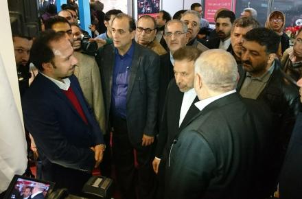 بازدید دکتر واعظی از غرفه پارسیان همراه لوتوس در الکامپ ۲۰۱۶ 