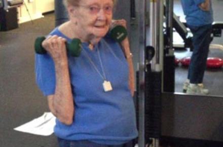 پیرزن 97 ساله که پرورش اندام کار می‎کند! +عکس