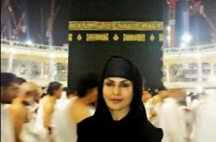 خانم بازیگر فیلم‎های مبتذل در مقابل خانه کعبه توبه کرد + تصاویر