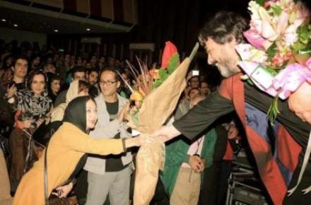 دسته گلی که حسین علیزاده به نیکی کریمی داد + عکس