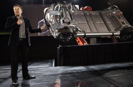 مرد میلیاردر به دنیا اینترنت رایگان می‌دهد