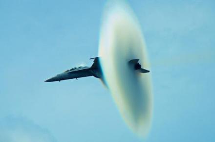 عکس رویایی از لحظه شکستن دیوار صوتی توسط یک جنگنده 