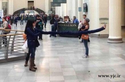 حرکت عجیب یک دختر برای گرفتن عکس سلفی! +عکس