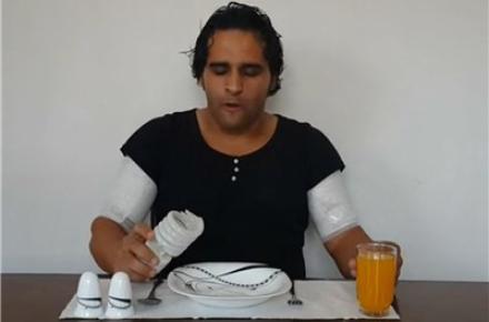 "اعجوبه های ایرانی"؛ جوانانی که شیشه می‎خورند! (+ویدئوها)