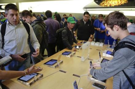 با تمجید خریداران، فروش آیفون ۶ اوج گرفت 