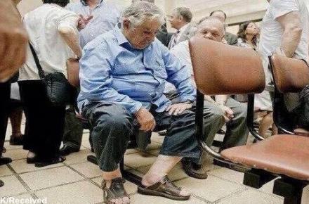 واکنش‎ها به انتشار تصویر رئیس جمهور ساده زیست در صف ویزیت پزشک!