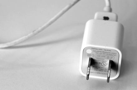 شارژر تقلبی آیفون جان یک تایلندی را گرفت