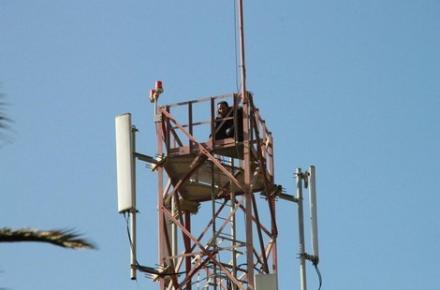 ماجرای عجیب خودکشی یک مراکشی از بالای دکل مخابرات + عکس