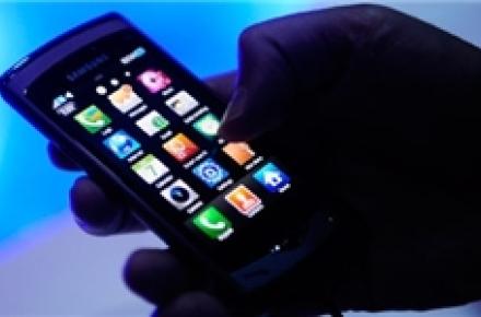 ۱۰ کار خطرناکی که با گوشی هوشمند خود انجام می‌دهید