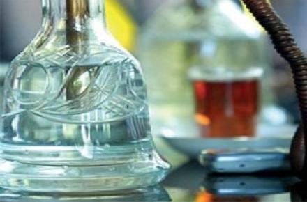 تصویری جنجالی از قلیان کشیدن دو بازیکن استقلال در اینترنت! + عکس