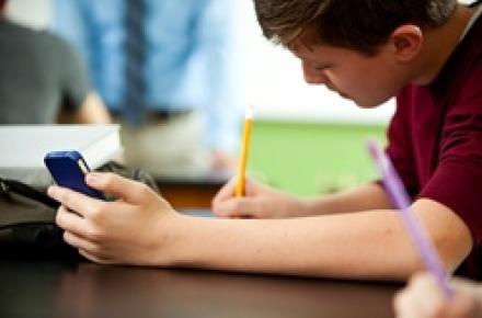 ممنوعیت ورود موبایل به مدارس تا کی ادامه خواهد داشت؟ 