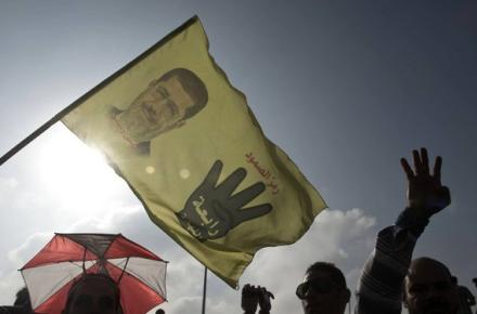 انتشار نخستین عکس از "مرسی" در لباس زندان در اینترنت