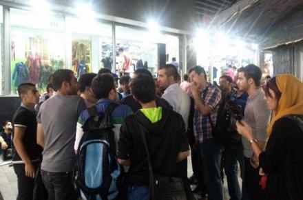 صف 40 ساعته متقاضیان خرید نیم بهای گوشی جدید LG در ایران! +تصاویر