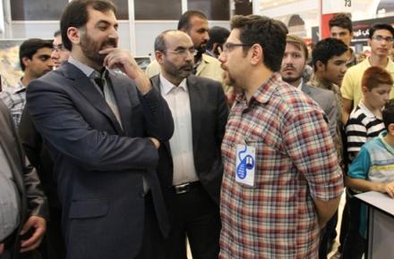 بررسی مشکلات بازی سازان رایانه ای کشور در بازدید دکتر اخوان از نمایشگاه تهران