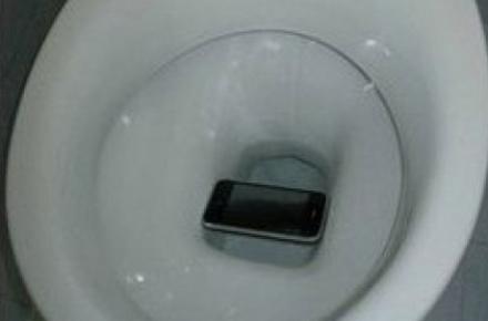 دیگر نگران افتادن گوشی موبایل در دستشویی نباشید!