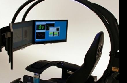 تصویری از میز کار یک مرد کامپیوتری 