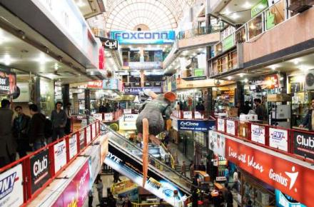 ادعای لغو تحریم فروش موبایل و کامپیوتر به ایران صرفا یک «دروغ رسانه ای در شب انتخابات» است!