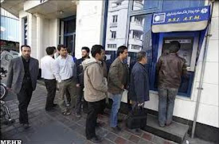 لطفا فاصله را رعایت کنید حتی در صف خودپرداز 