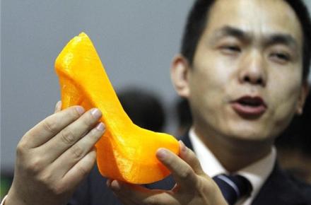 تصویری از یک کفش که با پرینتر سه‌بعدی چاپ شده است