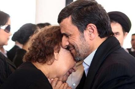 انتخاب: تصویر منتشره از "احمدی نژاد و مادر چاوز" در اینترنت واقعی است