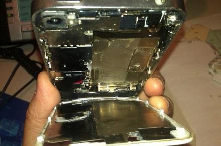 هشدار! خبر عجیب یک‌ زن درباره‎ی آیفون 4S+ عکس