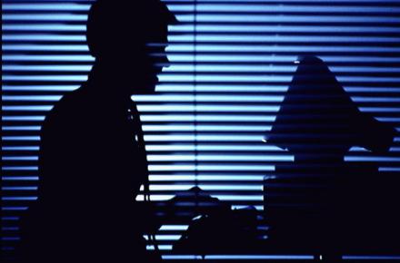 اخاذی با انتشار تصاویر مستهجن در اینترنت توسط جوان دخترنما