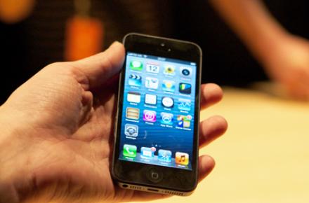 فروش اولیه 300 هزار گوشی iPhone 5 در چین