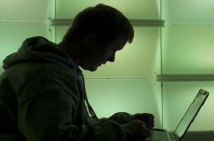 فروش فیلم‌های غیراخلاقی در اینترنت به بهانه‎ی ثروتمند شدن