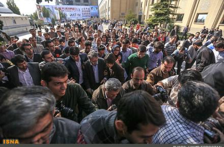 حضور محمد نوری‌زاد در نمایشگاه مطبوعات حاشیه‌ساز شد+عکس