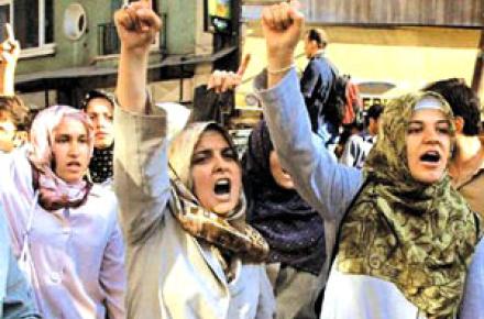 تظاهرات فیس بوکی علیه ممنوعیت حجاب در باکو 