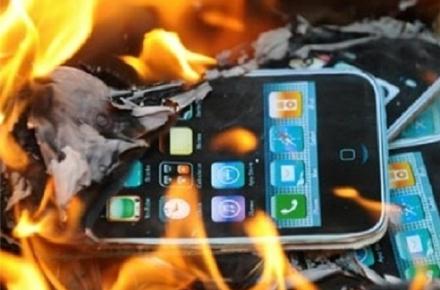 خاخام ارشد صهیونیست: «آیفون‌ها را به آتش بکشید»