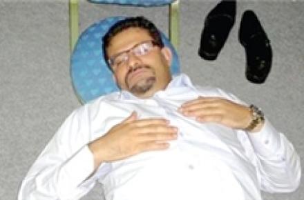 خوابیدن آقای وزیر روی زمین سوژه‎ی خبرنگاران شد 